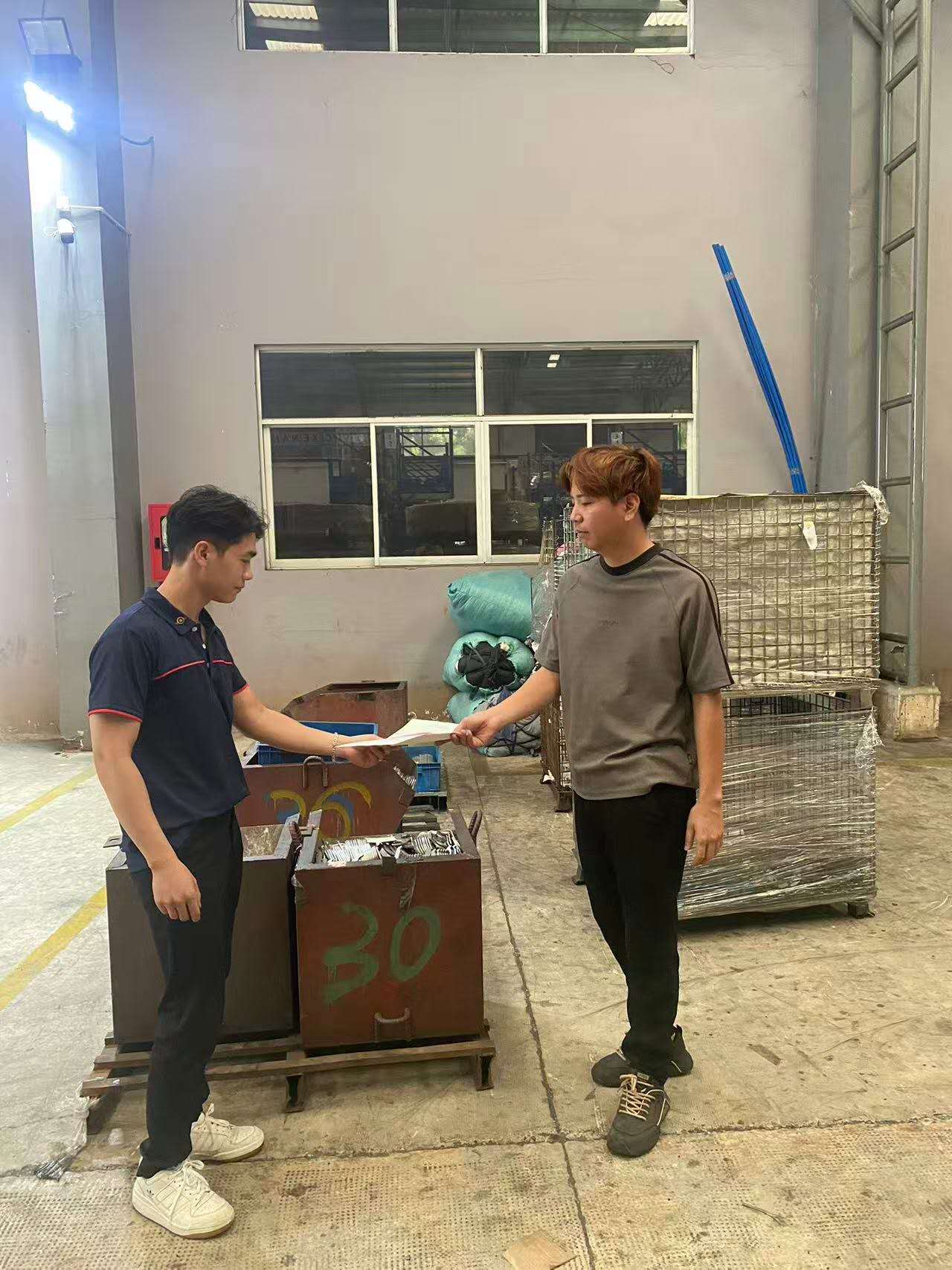 领料单及放行单交给供应商领料人员