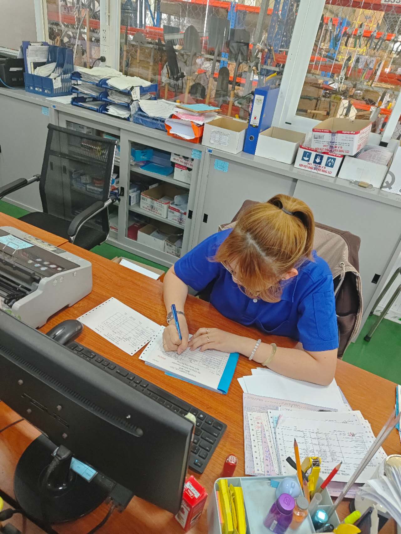 生管将容器明细告知给仓库文员开放行单