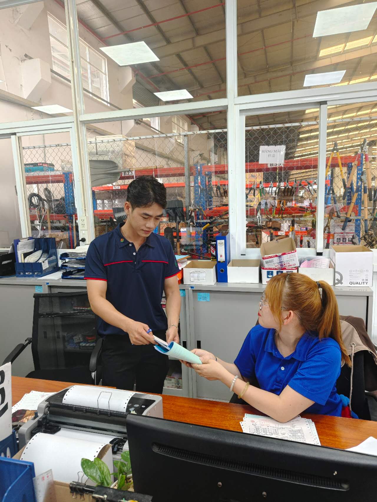 文员签名后将单据交给生管