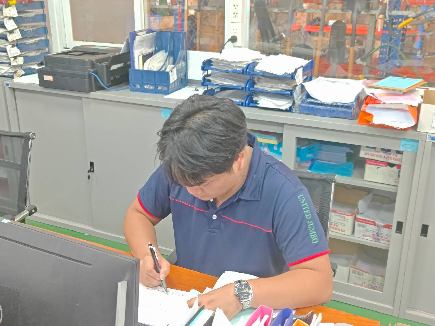 仓库科长确认后签名