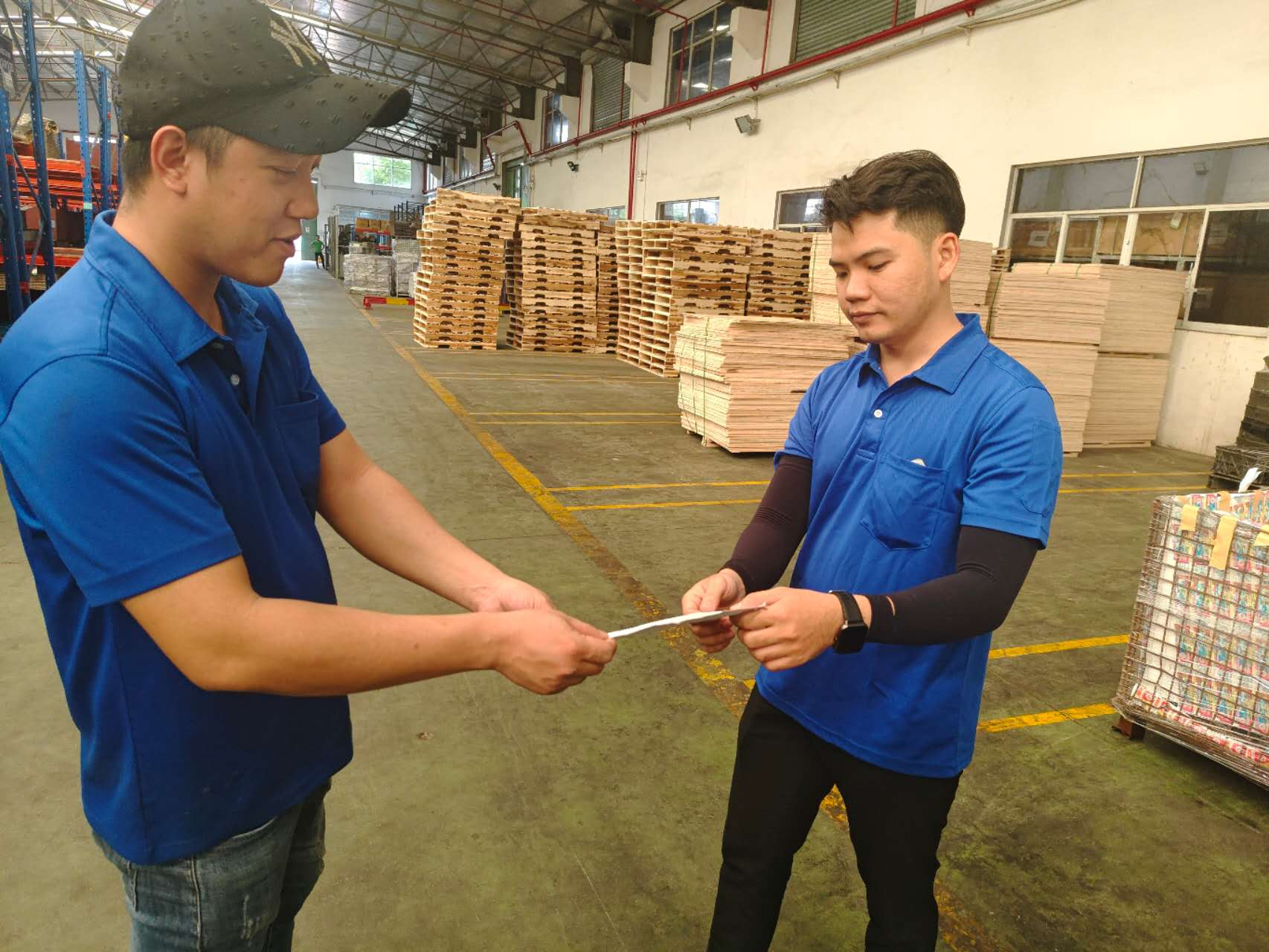 車間領料員到倉庫送領料單