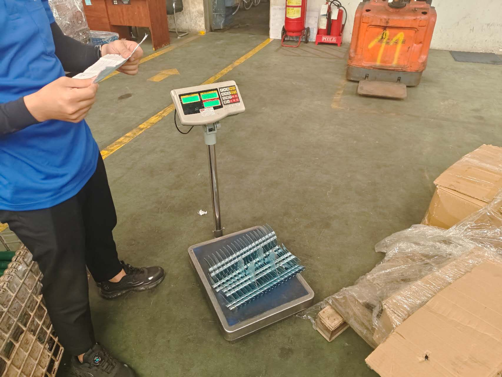 倉管員核對備料數據