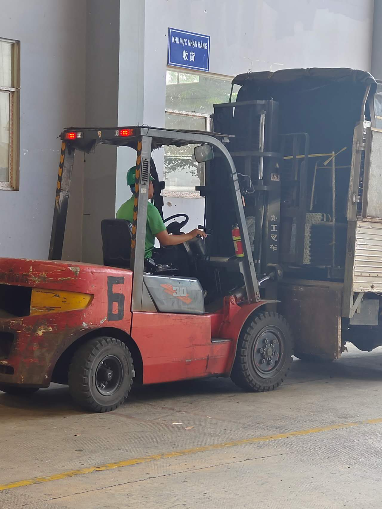 倉庫叉車卸貨