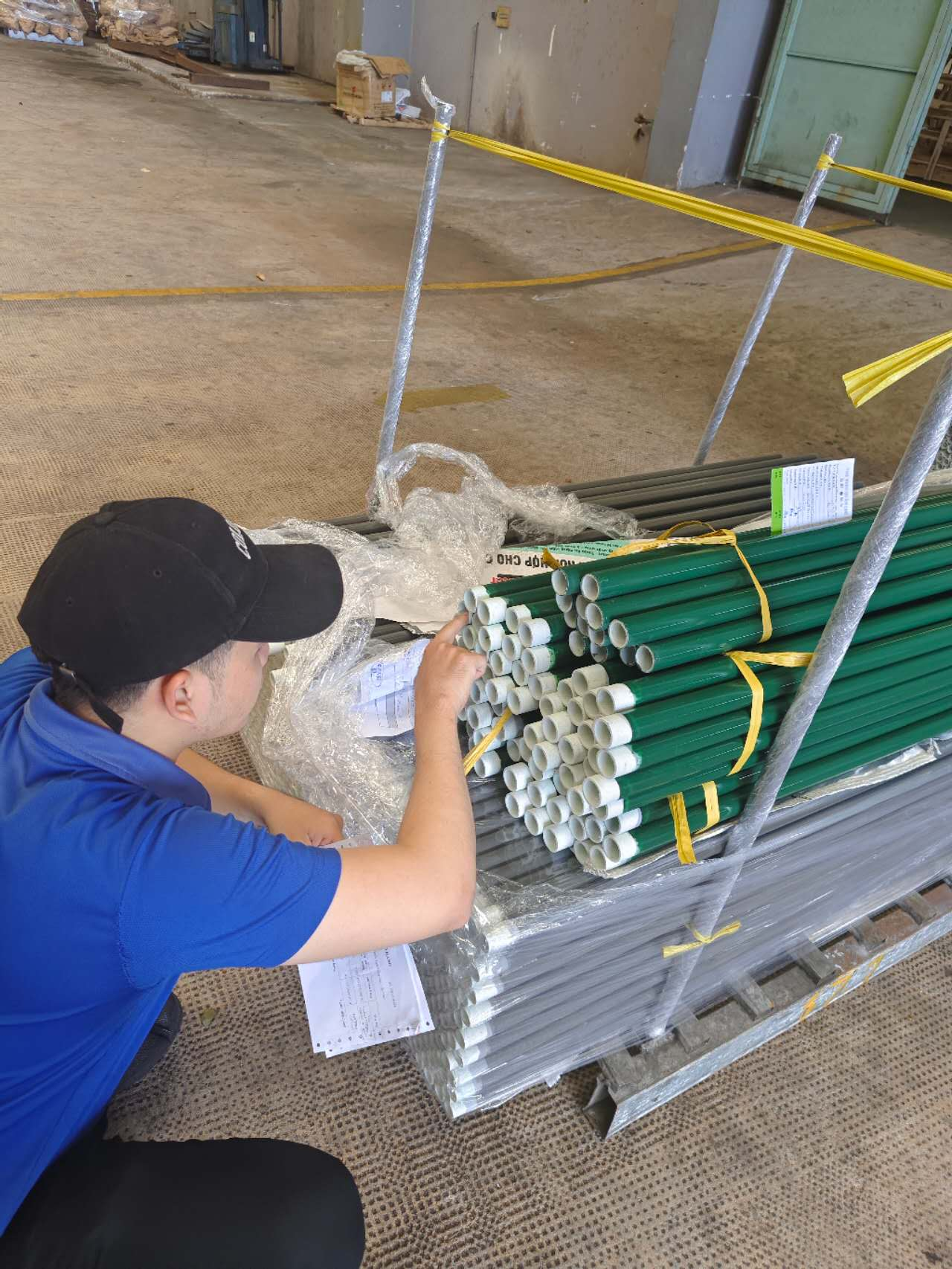 倉管員檢查數量